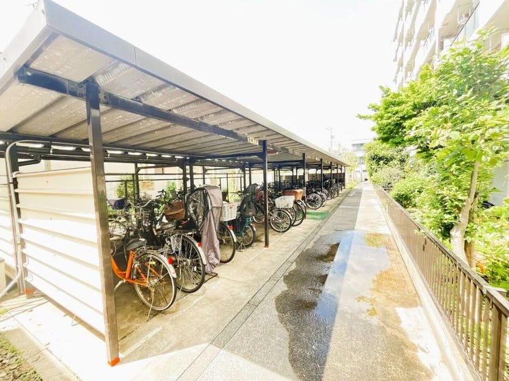 きちんと整備された駐輪場。住む方の心遣いが感じられます。空き状況は、お気軽にお問合せください。