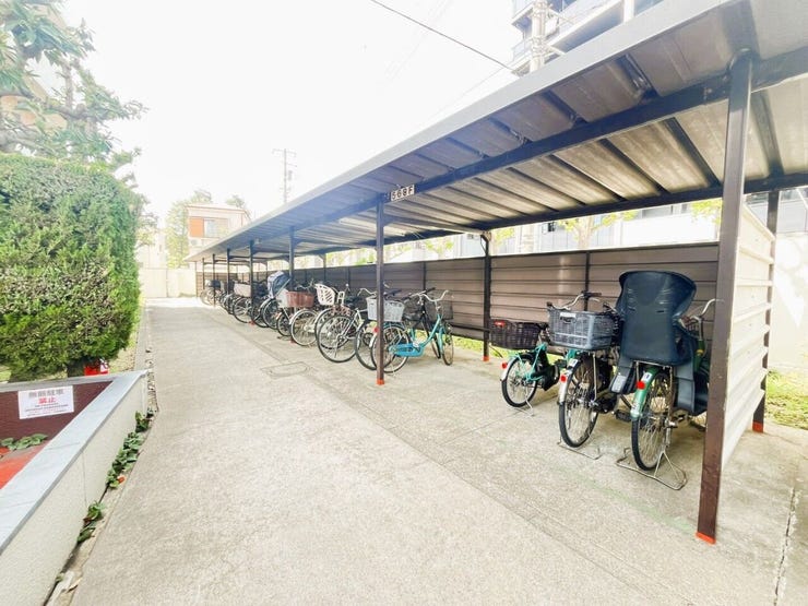 きちんと整備された駐輪場。住む方の心遣いが感じられます。空き状況は、お気軽にお問合せください。