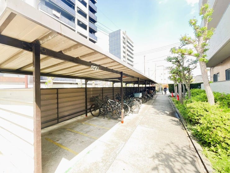 きちんと整備されたバイク置場。住む方の心遣いが感じられます。空き状況は、お気軽にお問合せください。
