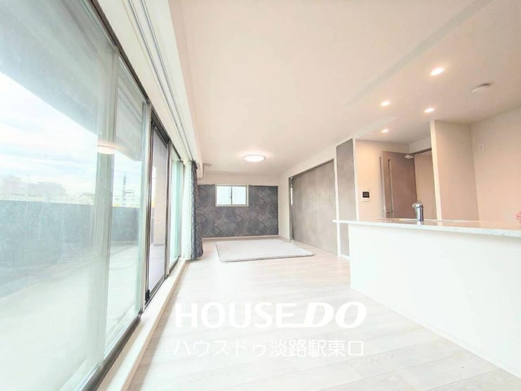 自然光がたっぷりと差し込む広々としたリビングです。キッチンから部屋全体を見渡せるので、調理中も家族との会話が弾みます。温かみのある床材と落ち着いたアクセントクロスが、リラックスできる空間を演出します。