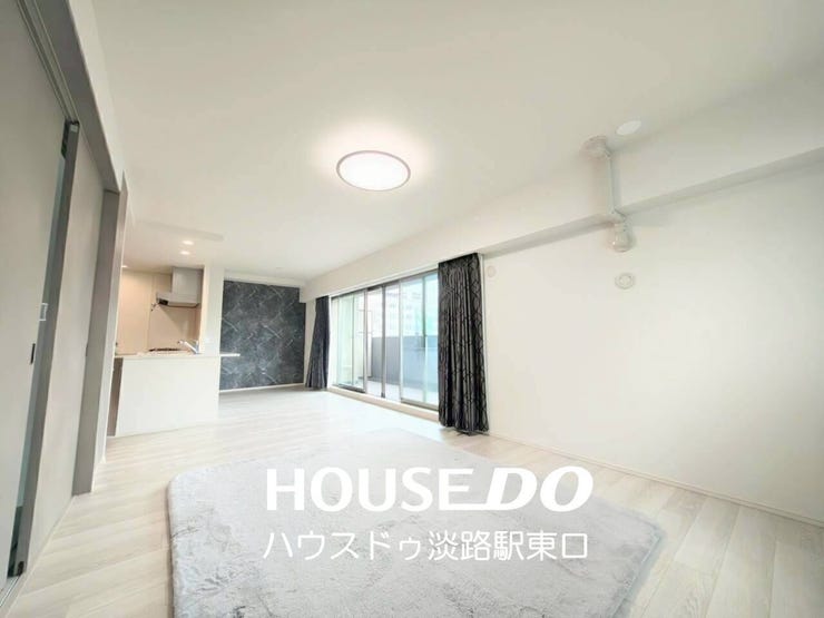 大きな窓から光が入り込む明るいリビング。白を基調とした内装に、シックなアクセントクロスが映えるモダンなデザインです。キッチンからの見通しも良く、空間をのびのびと広く使える間取りです。