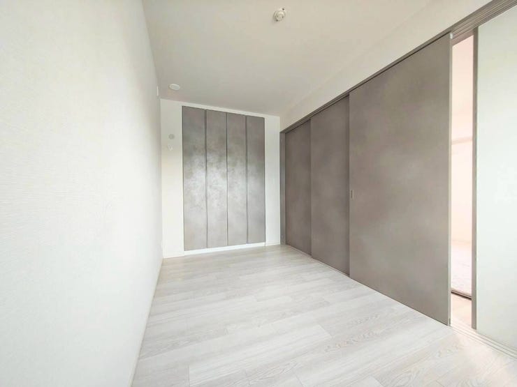 可動式の引き戸を開放すれば、隣接する部屋とつなげて一体の広い空間としても利用可能です。奥には収納クローゼットも備わっており、生活動線や用途に合わせて柔軟にレイアウトを変更できます。