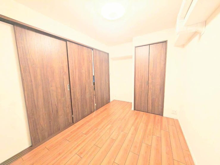 木目調壁面はシンプルな白でまとめられており、明るく穏やかな空間が広がります。扉を閉めれば静かな休息の場として、開ければ開放的な空間として、目的に応じた使い方ができる居心地の良い設計です。