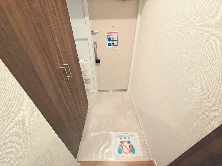 落ち着きのある大容量の木目調シューズボックスが整然と並ぶ、機能的な玄関です。明るく上品な石目調のフロアタイルが美しく調和し、帰宅時や来客時にも心地よく迎え入れてくれる上品な空間となっています。
