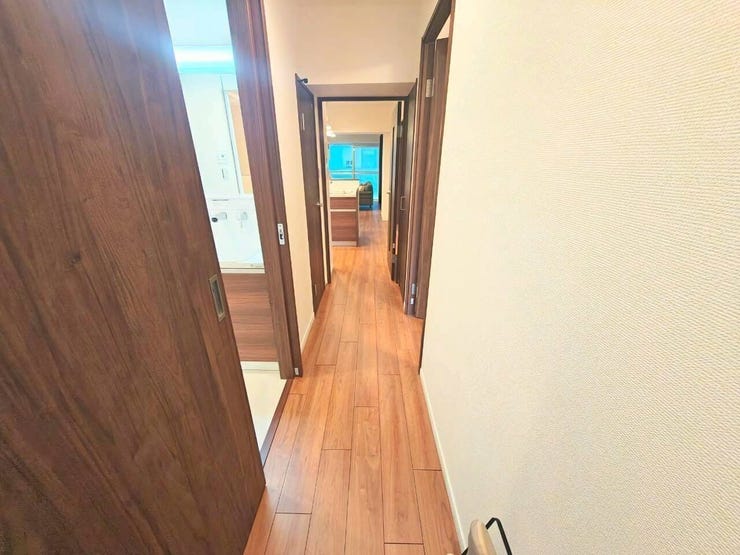 温かみのある木目調のフローリングが続き、柔らかな照明が落ち着いた雰囲気を演出。各居室や水回りへの動線がスムーズで、日々の生活を快適にサポートします。住まい全体に広がる心地よい空間です。