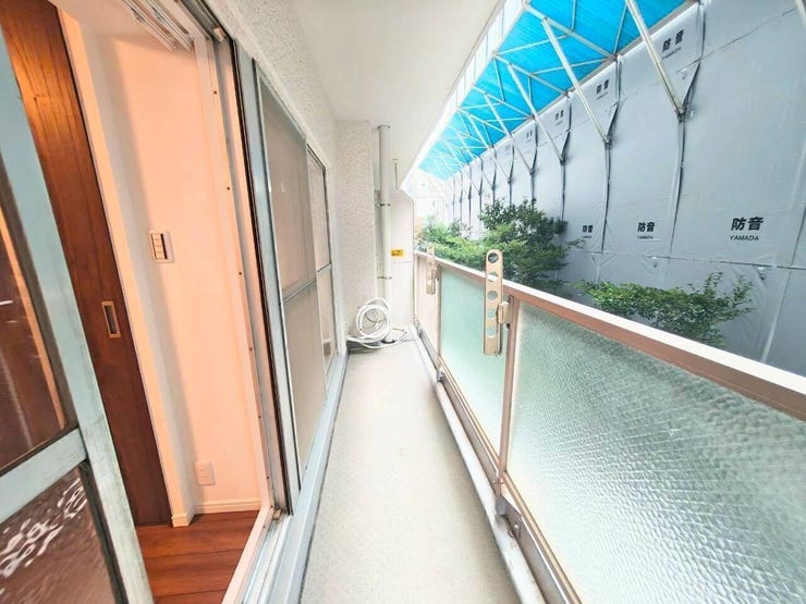 居室から段差が少なく繋がる、使い勝手の良いバルコニー空間です。窓を大きく開ければ、心地よい外気を取り込むことができます。外部からの視線に配慮された設計により、落ち着いて洗濯物や布団を干すことが可能です