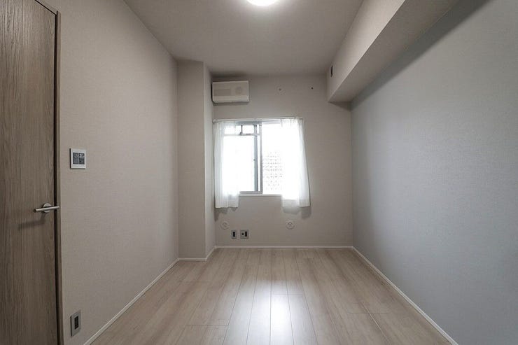 窓から差し込む柔らかな光が室内を優しく包み込む、落ち着きのあるお部屋。明るさを抑えた優しい色調の内装により、心地よい静けさを感じながら、ゆったりとリラックスできます。