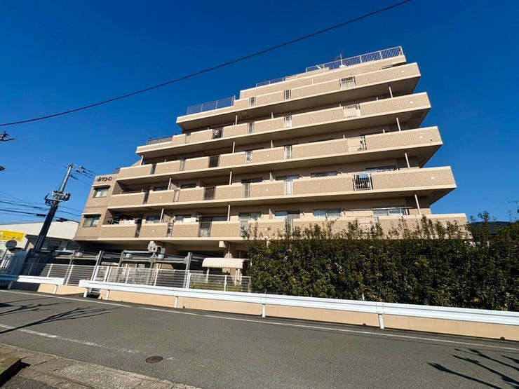 【外観】
地上7階建てのマンションで管理人日勤。
西鉄天神大牟田線「桜並木」まで徒歩15分/大野城市立御笠の森小学校まで徒歩約9分/大野城市立御陵中学校まで約20分