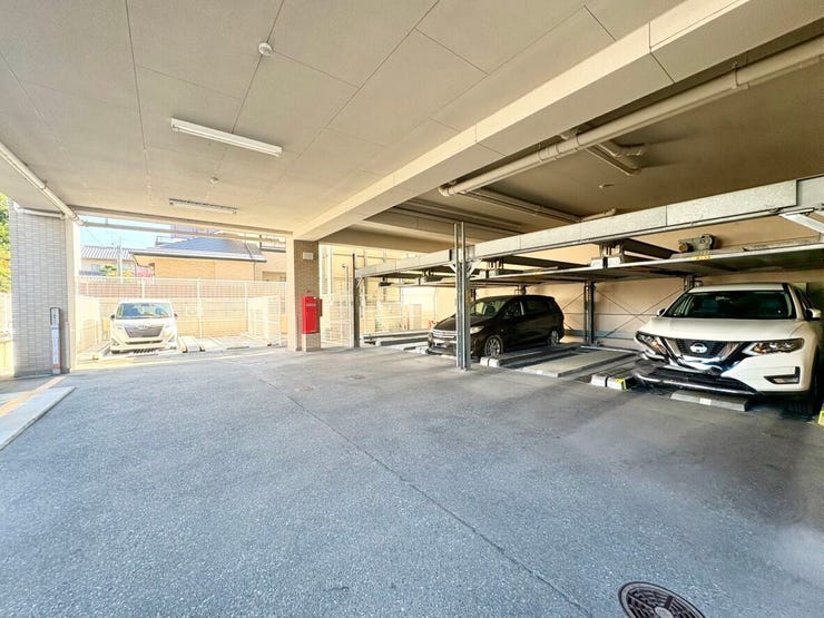 機械式駐車場のため、敷地を有効活用し天候の影響を受けにくいのが特徴です。雨や直射日光から車を守れ、敷地内で安心して駐車できます。