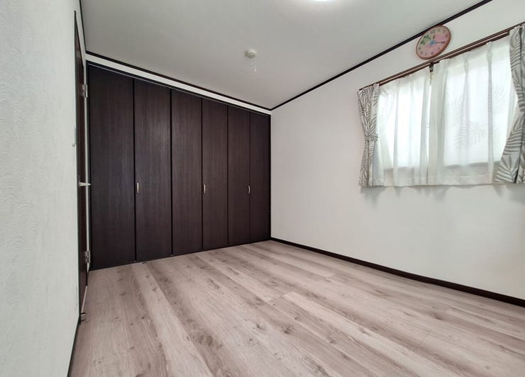 7.5帖洋室
二面採光で明るいお部屋。一面が収納になっておりお洋服もたくさん収納できます。