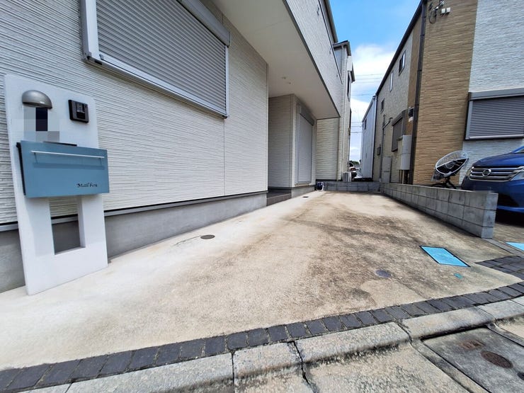 幅と奥行きのある駐車場
車を置いても自転車やバイクを置くスペースも確保できます。