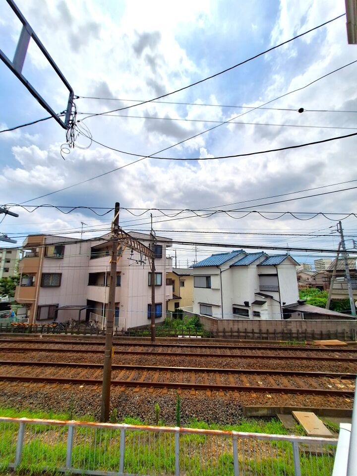 バルコニーからの眺望写真
道路向かいに高い建物もなく開放的な眺望です。