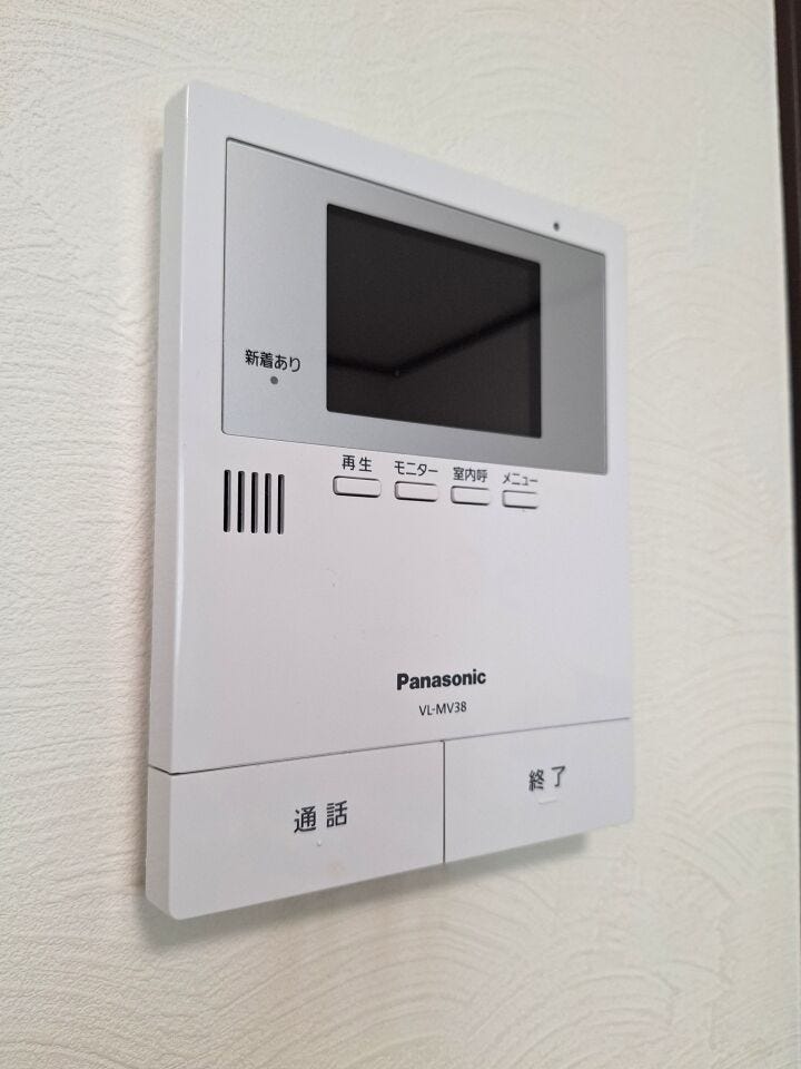 来訪者を映像で確認できる、モニター付きインターホンを採用。