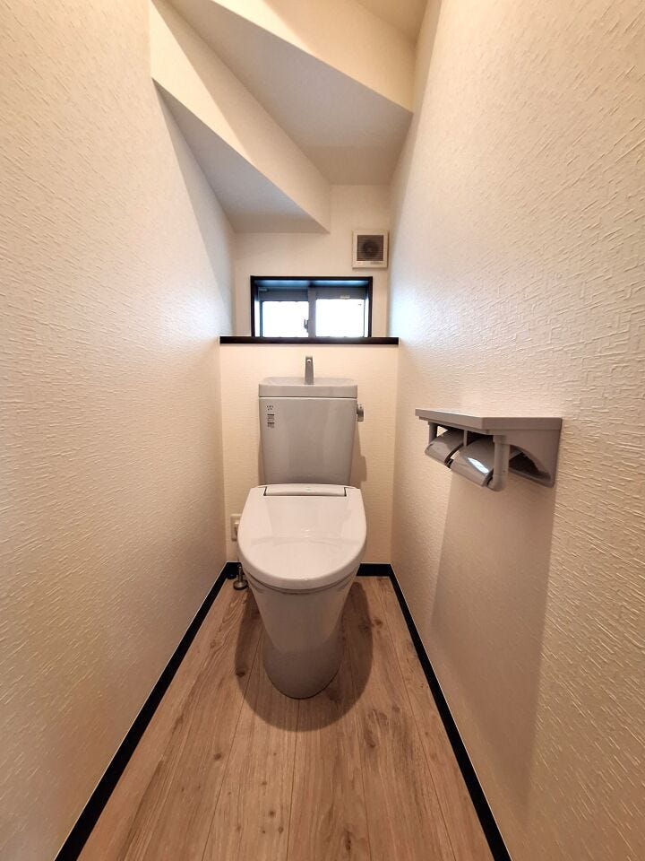 1階トイレ
落ち着いた雰囲気のトイレ空間です。