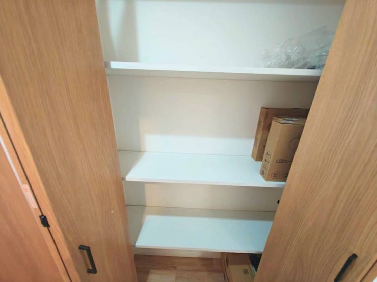 扉を開けると清潔感のあるホワイトの棚板が広がり、お部屋のナチュラルな木目デザインとも美しく調和します。すっきりと整理された空間を保ちやすい設計です。