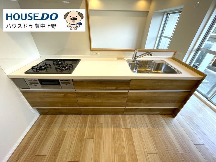 木目調の温かみが魅力のリノベ済住戸。吊戸棚なしで開放感のあるカウンターキッチンは、収納たっぷりで使い勝手も良好。