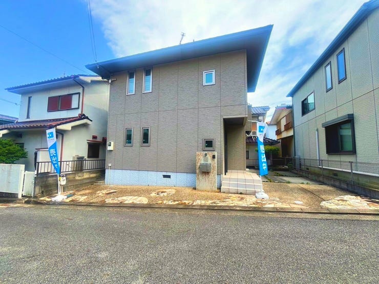 【外観】
積水ハウス施工。軽量鉄骨の家♪