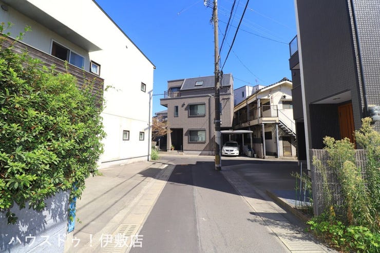 【前面道路】
東側前面道路、南方面
前面道路は一方通行で交通量が少なく、小さなお子様にも安心