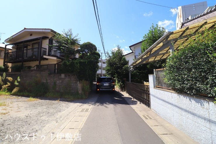 【前面道路】
東側前面道路、北方面
前面道路は一方通行で交通量が少なく、小さなお子様にも安心