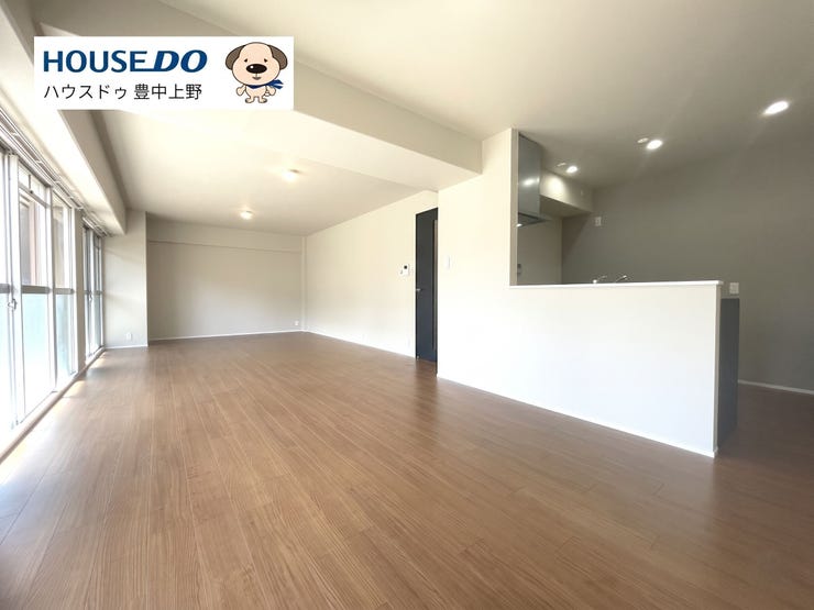 【外観】
【LDK】
約21.7帖の広々としたLDK。ゆとりをもってお好きな家具を置いて頂けます!また、南向きの専用庭に面しており、明るい日差しが室内にも差し込みます♪