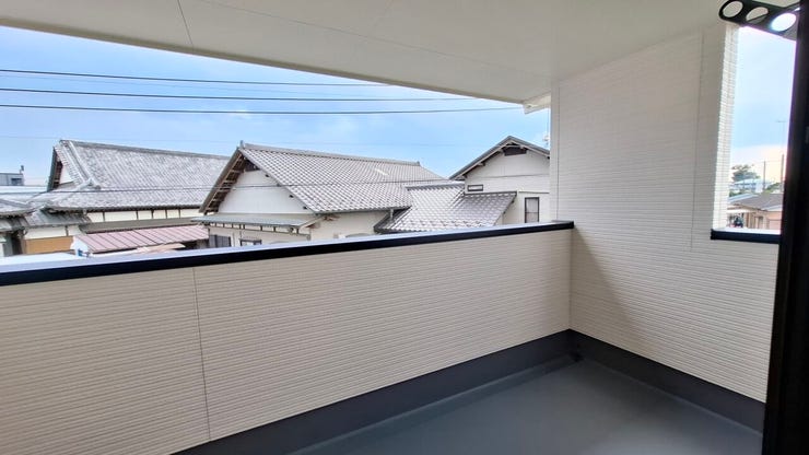 ルーフバルコニーは広めに造られており、突然のゲリラ豪雨でも安心してお出かけが出来ます