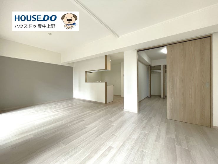【外観】
【LDK】
約18.0帖のLDKは南西向きにつき陽当り良好!清潔感溢れる優しい木目調で、お好みの家具が映えるお部屋です♪