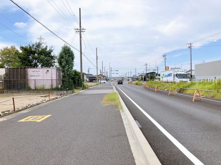 【前面道路】
前面道路が広いため運転がしやすく、日々の交通ストレスが軽減されます!
また家の前が建物などで遮られることがなく、日当たりが良くなり、家全体が明るい印象を受けます!