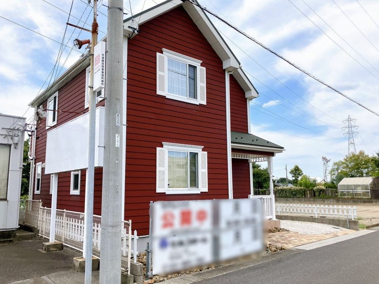 【江南市小折町】
おしゃれな北米スタイルの外観が目を引く住まい♪
重厚感と温もりを兼ね備えたデザインで、帰宅のたびに気分が上がる心地よさ。
2×6工法の高性能が快適な暮らしを支えます!