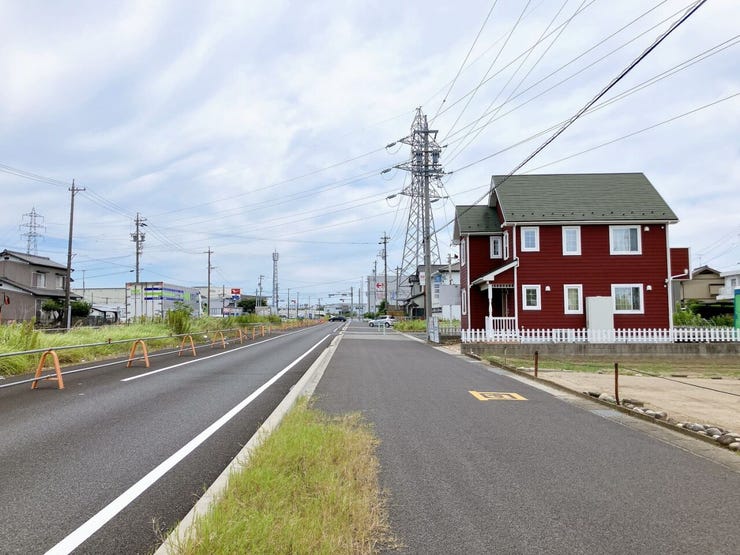 【前面道路】
前面道路が広いため大きな車の方でも車の出し入れがしやすく、駐車もスムーズ♪
見通しが良いため安全性も高まります!
お子さまのいるご家庭でも安心して暮らせる快適な住環境です!
