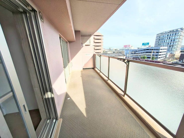 遮るもののない広々とした空が見渡せる、日当たり良好なバルコニーです。心地よい太陽の光と爽やかな風を全身で感じることができ、毎日の洗濯物もカラッと気持ちよく乾かすことができます。