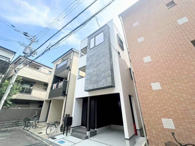 【外観】
1階部分にガレージを配置し、雨の日の荷物の出し入れや乗り降りがスムーズに行える設計。敷地を有効活用した3階建ての構造で、都市部でも居住空間と駐車スペースをスマートに両立しています。