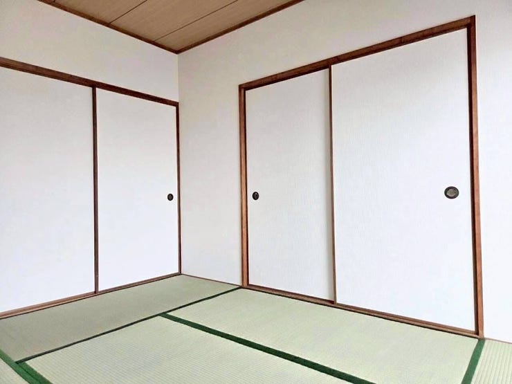 畳のい草がふんわりと香り、座ったり寝転んだりと足を伸ばしてのびのびくつろげる空間です。清潔感のある白い襖と温かみのある木目に囲まれており、日々の慌ただしさを忘れてホッと落ち着ける居心地の良さです。