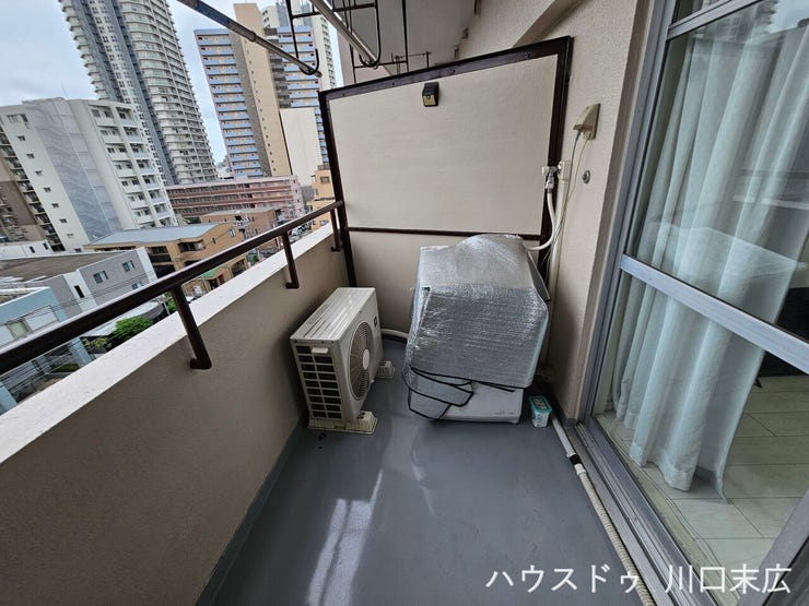 屋外の空気に触れることができるバルコニースペースです。ちょっとしたリフレッシュタイムを過ごすなど、生活にゆとりをもたらす空間として機能します。