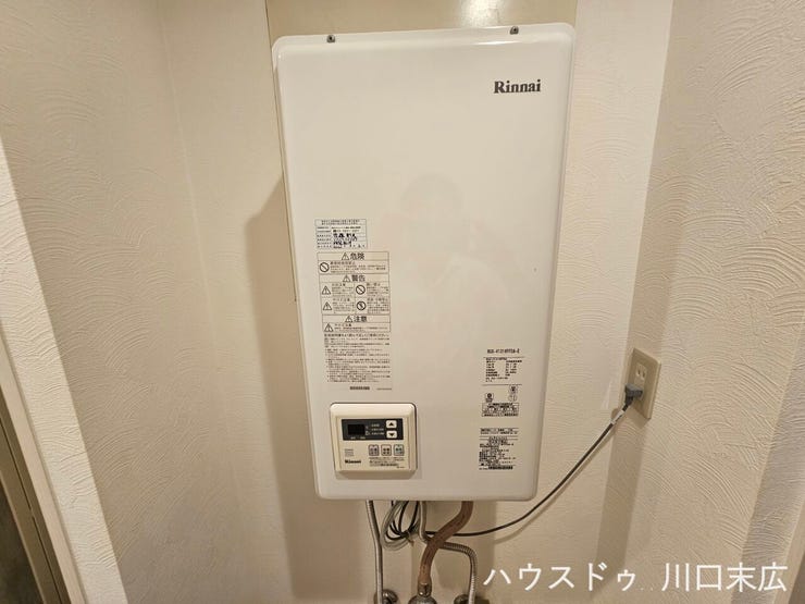 安定して湯を供給する給湯器を備えています。毎日のシャワータイムや水回りの作業を支える、生活に欠かせない基本設備として機能します。