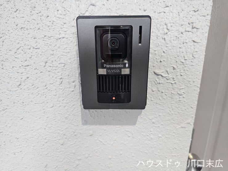 玄関にはカメラ付きのインターホン子機を備えています。訪問者を映像で捉えることができ、防犯面での心理的な負担を軽減する機能的な設備です。
