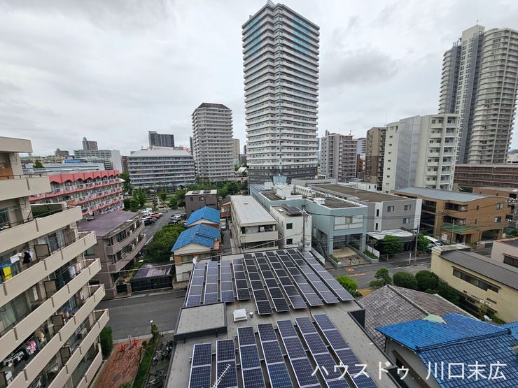 視界が開け、開放的な街並みを見渡すことができる眺望です。都市の風景を日常の背景として取り入れ、生活に躍動感を添えます。