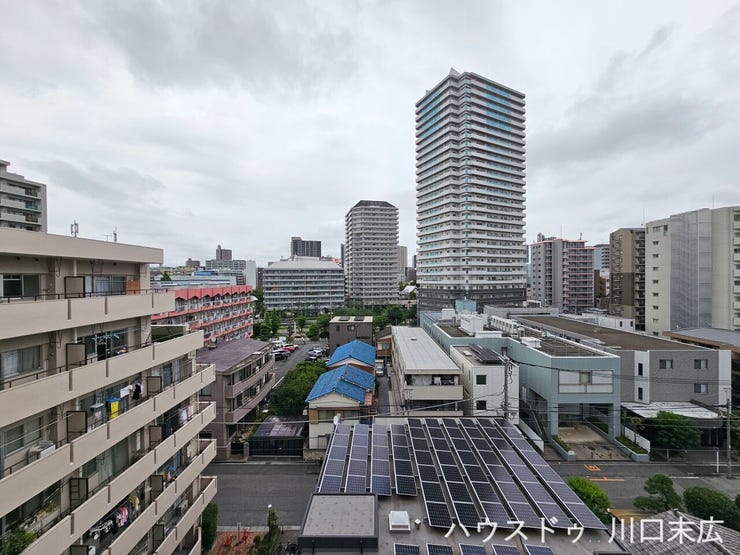周辺の建物と空のコントラストを楽しめる開けた眺望です。日常のふとした瞬間に景色を眺めることで、心休まるリフレッシュタイムを過ごせます。