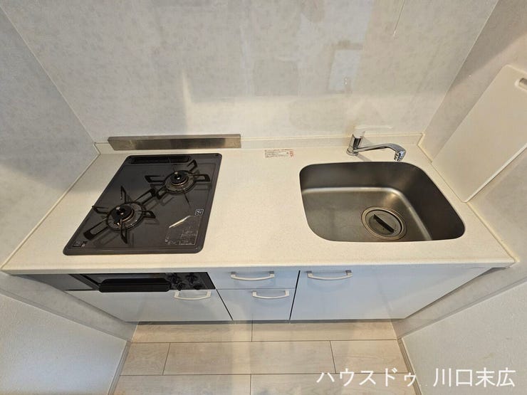 お手入れがしやすいシステムキッチンを備えています。収納スペースを確保しており、調理器具や食器類をすっきりと整理して快適に料理を楽しめます。
