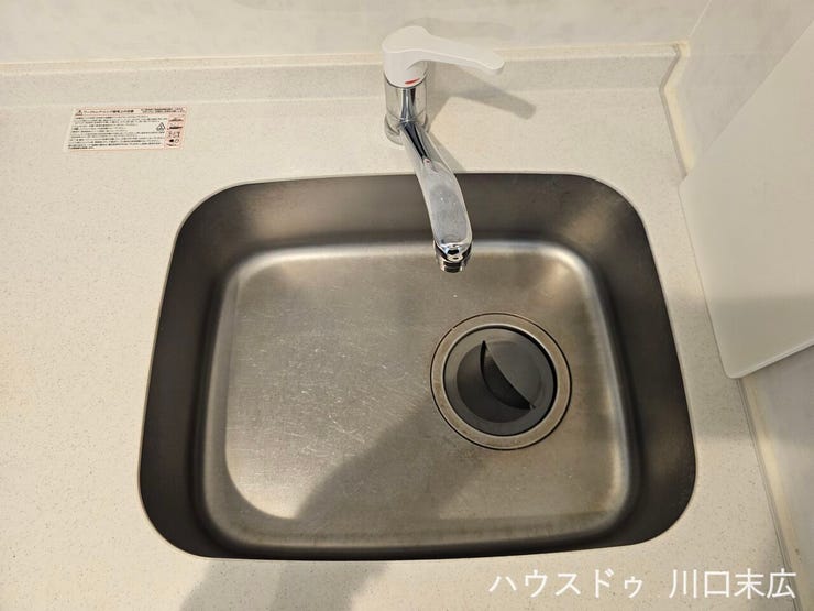 大きめの鍋や食器も洗いやすいシンクを備えています。水回りの作業をスムーズに行える形状で、毎日の後片付けの負担を軽減します。