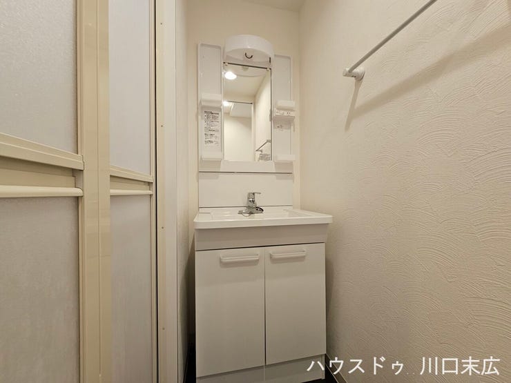 身支度に便利な独立洗面化粧台を備えています。コンパクトでありながら機能的な造りとなっており、毎日のルーティンをスムーズに行うための頼もしい設備です。