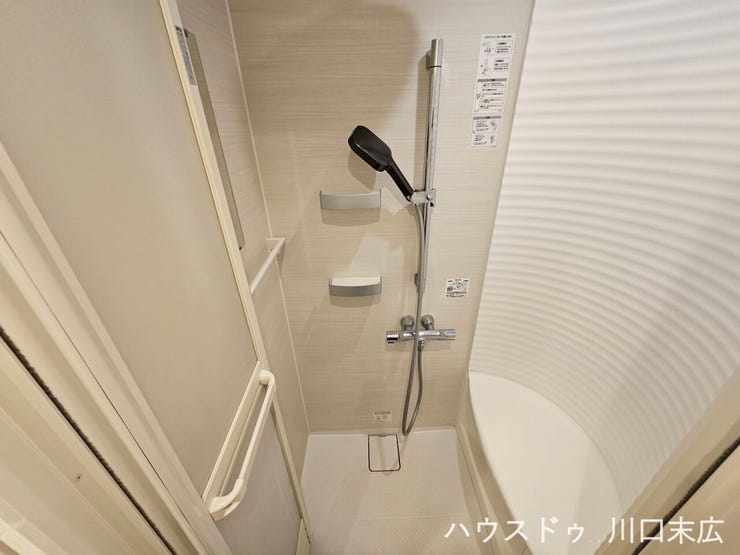 忙しい毎日でも手軽にリフレッシュできるシャワールームを備えています。お手入れのしやすい壁面パネルを採用し、清潔感のある空間を保つことができます。