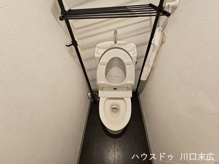清潔感のある色合いで統一されたトイレです。温水洗浄便座を備えており、毎日の生活において快適で衛生的にご使用いただけるプライベート空間です。