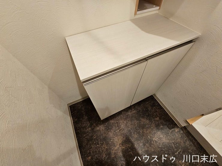 天板部分をディスプレイスペースとしても活用できるシューズボックスを備えています。散らかりがちな靴をすっきりと収納し、整頓された空間を保ちます。