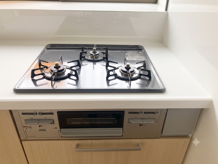 3つコンロ
3口コンロ付きのキッチンで、複数の料理を同時に調理可能。毎日の食事作りを快適にサポートします。