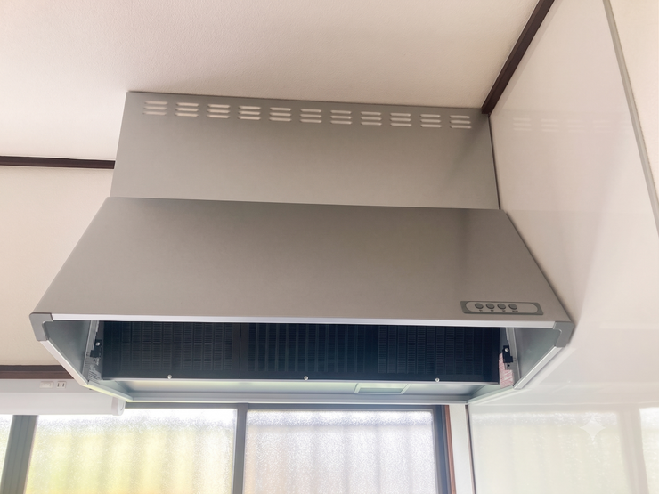 レンジフード
レンジフードを備えたキッチンで、調理中の煙やニオイをしっかり換気。快適で清潔なキッチン環境をサポートします。