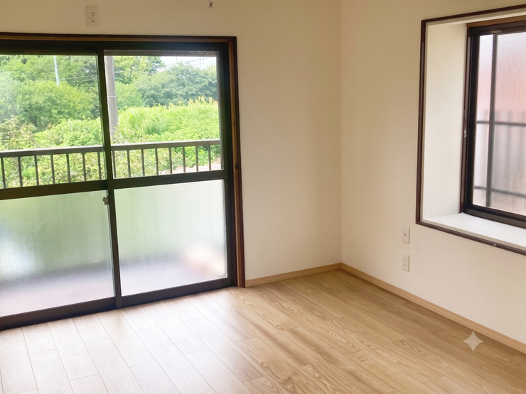 洋室②
フローリング仕様でお手入れしやすく、快適にお使いいただけます。
落ち着いた雰囲気の洋室で、ゆっくりとくつろげるプライベート空間です。