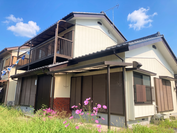 【外観】
外観
令和7年にリフォームを実施した5DKの中古住宅です。ゆとりある間取りはご家族でのお住まいはもちろん、在宅ワークや趣味の部屋としても活用できます。。