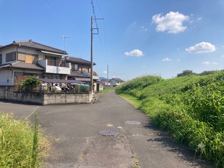 前面道路①
前面道路はゆとりがあり、車の出し入れがしやすい住環境です。毎日の通勤やお買い物も快適にご利用いただけます。
