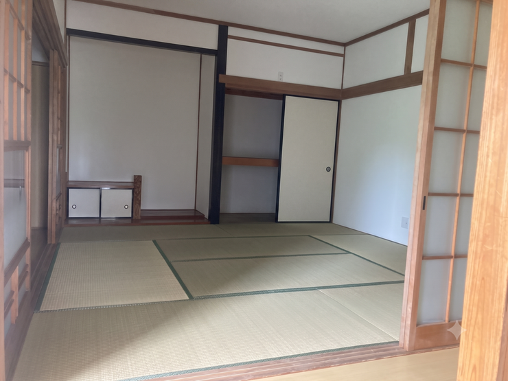 和室①
畳の温もりを感じる和室は、客間やくつろぎのスペースとして多目的に活用できます。落ち着いた和の空間で、ゆったりとした時間を過ごせます。
