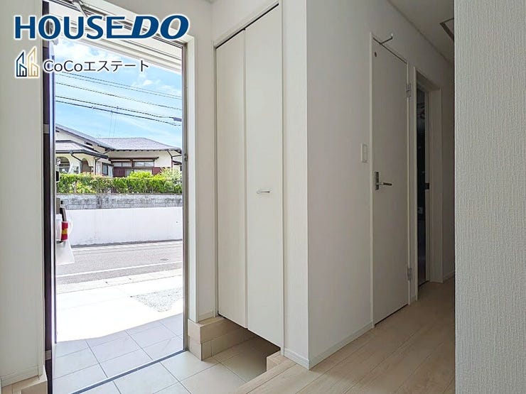 □■玄関■□
いつでもスッキリとした玄関でお出迎え♪
散らかりがちな玄関がスッキリ片付く収納力の高い玄関収納が備え付けられてます。